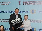 На встрече с одаренными детьми Ульяновской области Владислав Третьяк подарил учащемуся тереньгульской детской школы искусств новый аккордеон