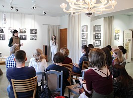 Неделю моды в Ульяновске открыла фотовыставка  «Портреты и истории. Выбор сайта Vogue. It»