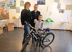 Победитель конкурса детских творческих работ получил в подарок велосипед